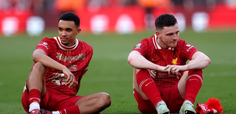 Jugadores de Liverpool sentados en el campo tras el partido