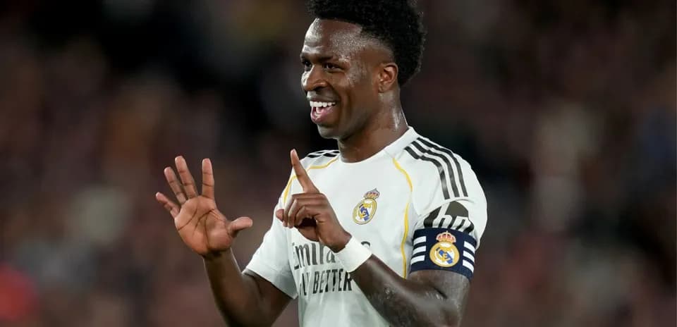 Jugador de Real Madrid celebrando con gesto durante partido