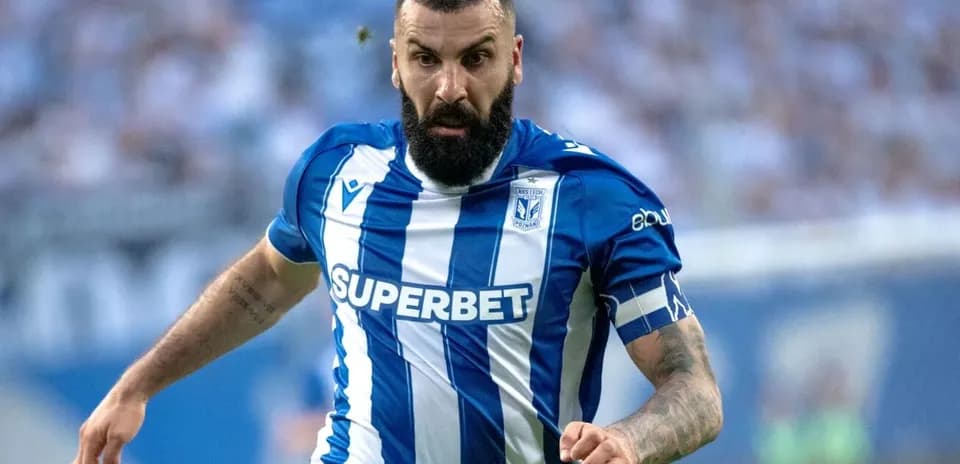 Jugador de Lech Poznan corriendo con el balón