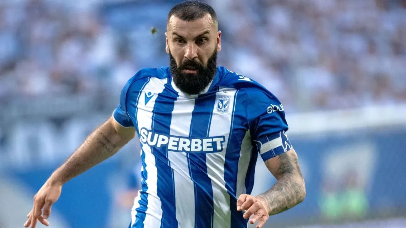 Jugador de Lech Poznan corriendo con el balón