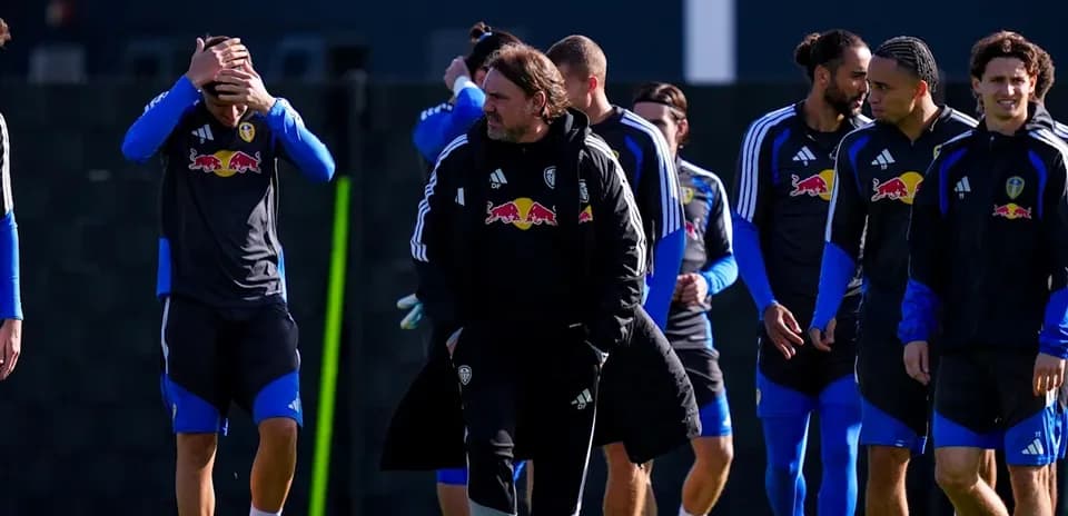 Jugadores de Leeds United entrenando en el campo