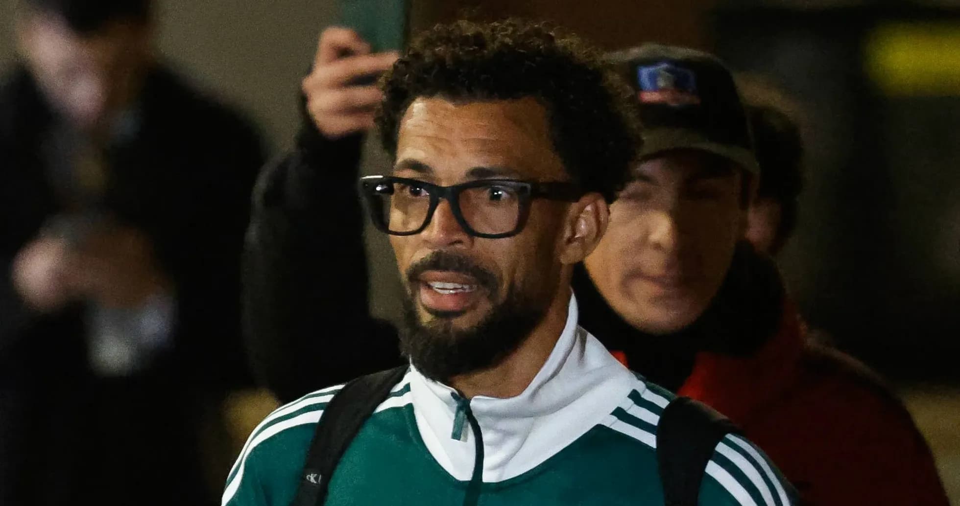 Jugador con gafas llegando a un evento deportivo