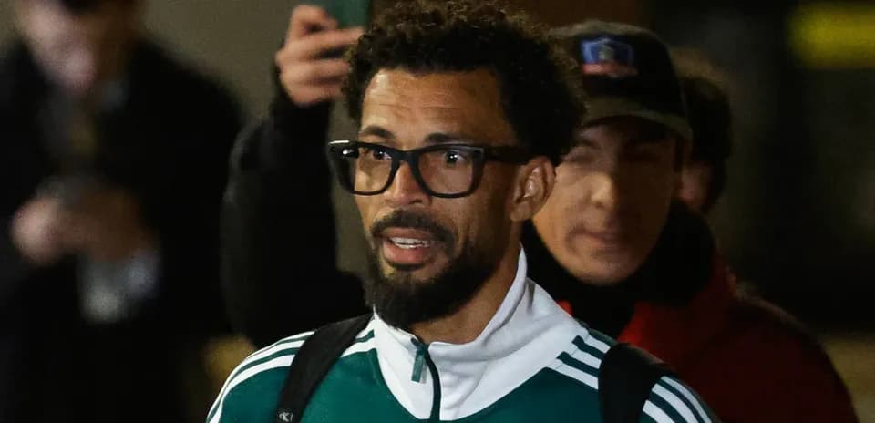 Jugador con gafas llegando a un evento deportivo