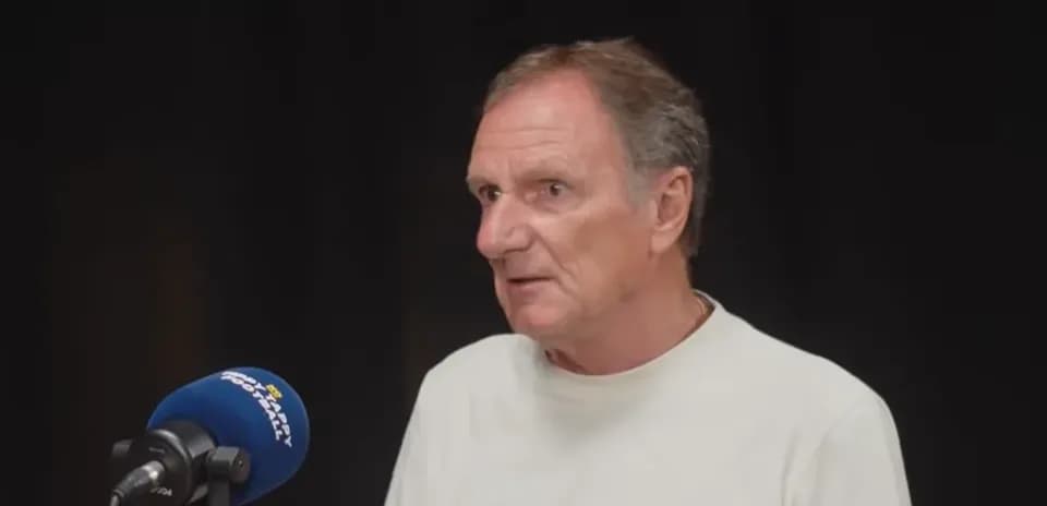 Hombre hablando frente a un micrófono en estudio