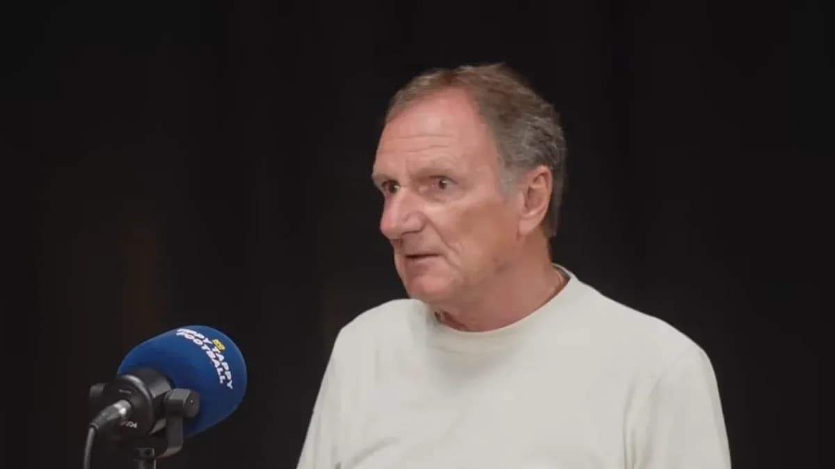 Hombre hablando frente a un micrófono en estudio