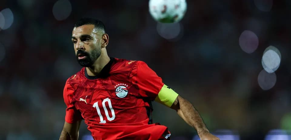 Jugador de Egipto con balón durante el partido
