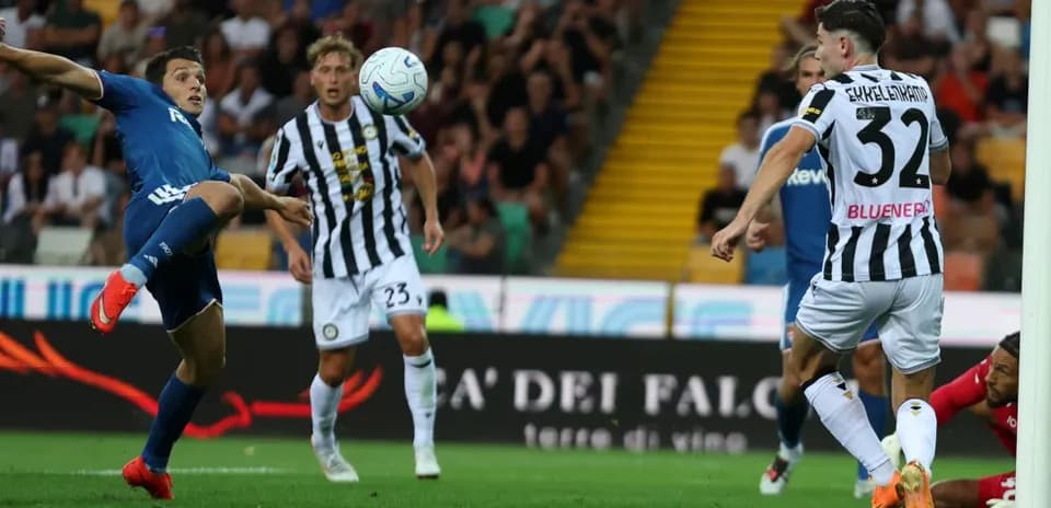 Jugador de Como en acción contra Udinese