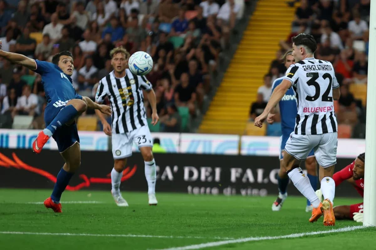 Jugador de Como en acción contra Udinese