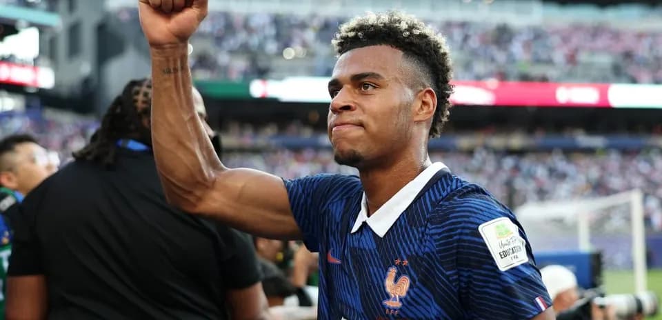 Jugador de Francia levantando el puño tras el partido