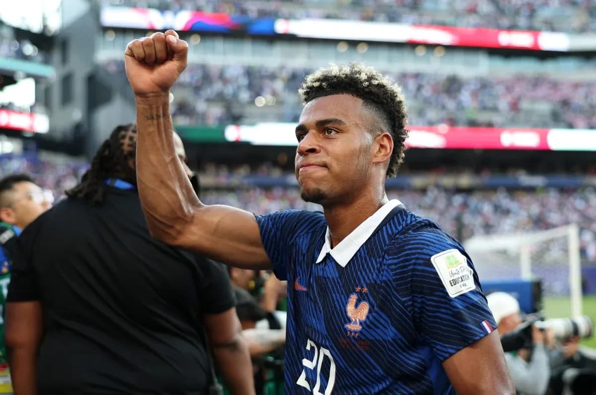 Jugador de Francia levantando el puño tras el partido