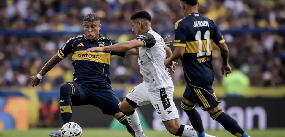 Jugadores de Boca Juniors y Gimnasia en acción