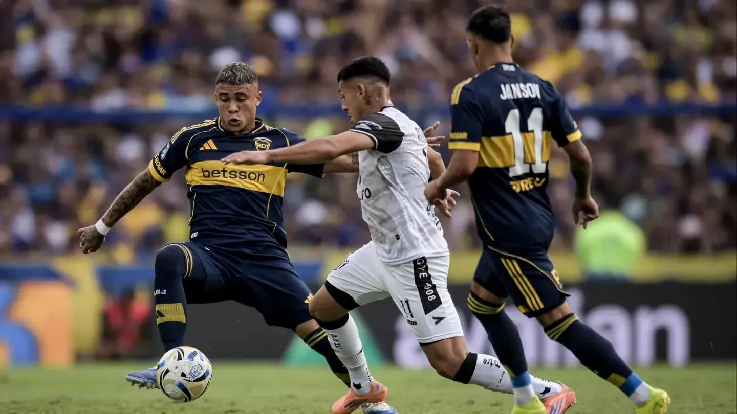 Jugadores de Boca Juniors y Gimnasia en acción