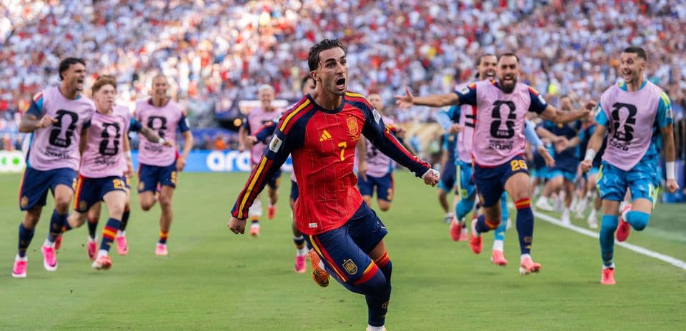 Jugador de España celebrando un gol en el campo