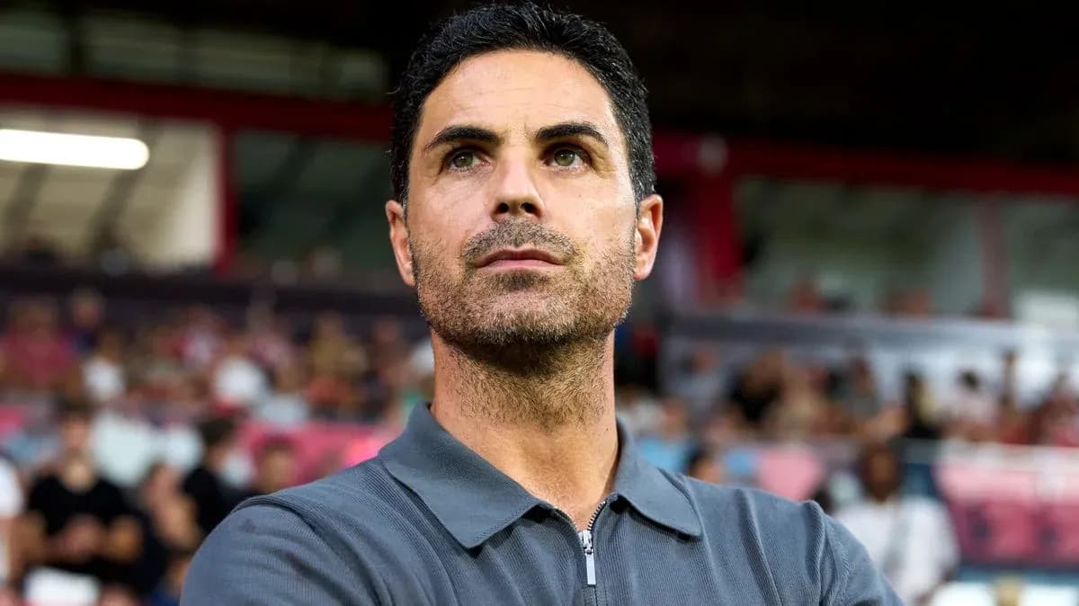 Entrenador observando el partido desde la línea lateral