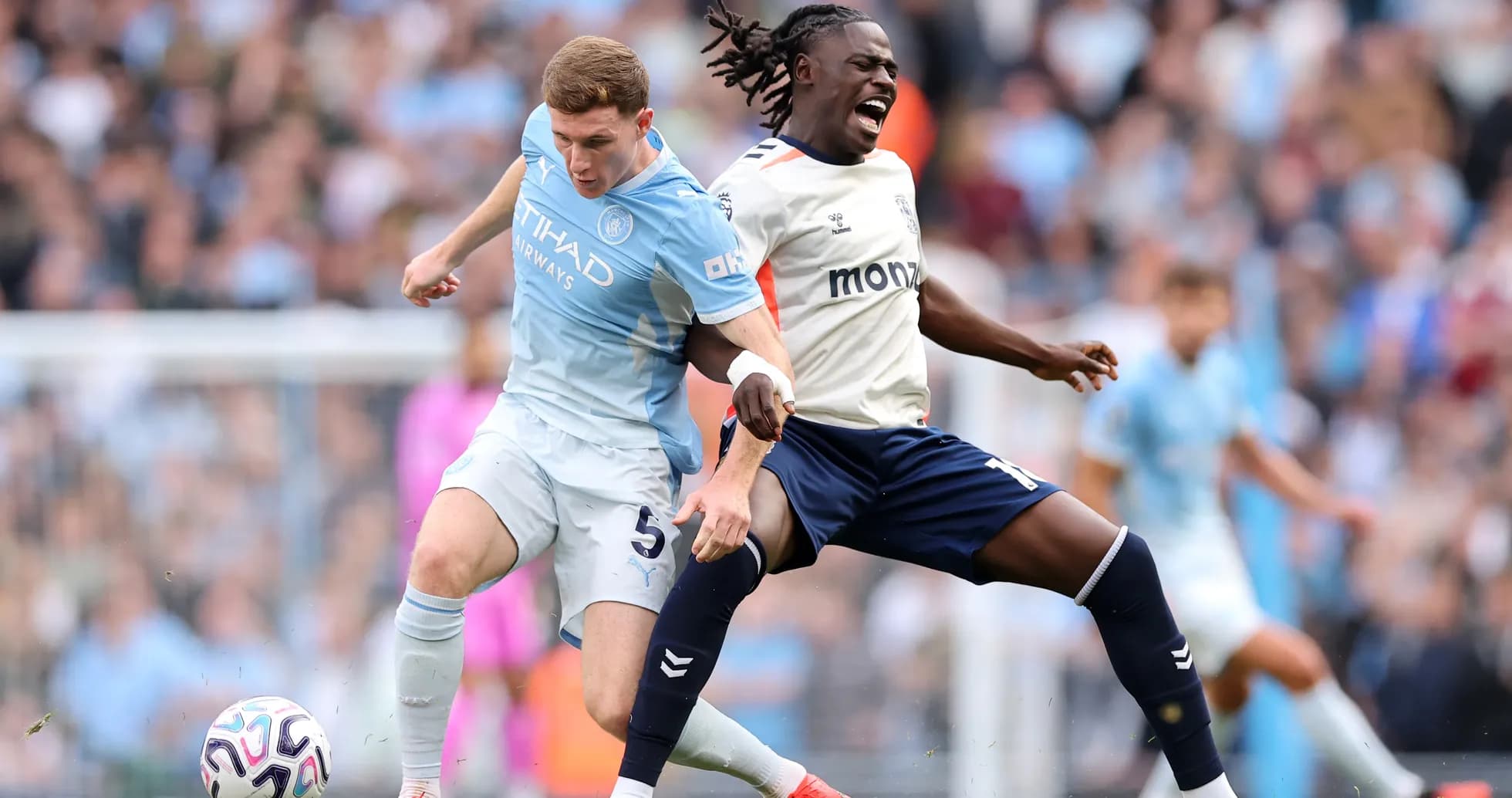 Jugador de Manchester City luchando por el balón