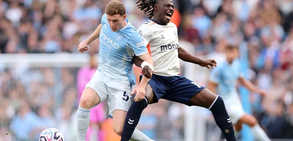 Jugador de Manchester City luchando por el balón