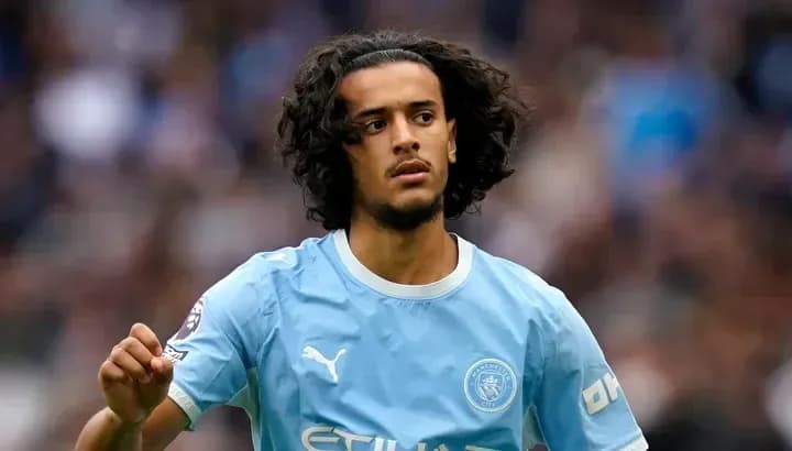 Jugador de Manchester City durante partido en acción