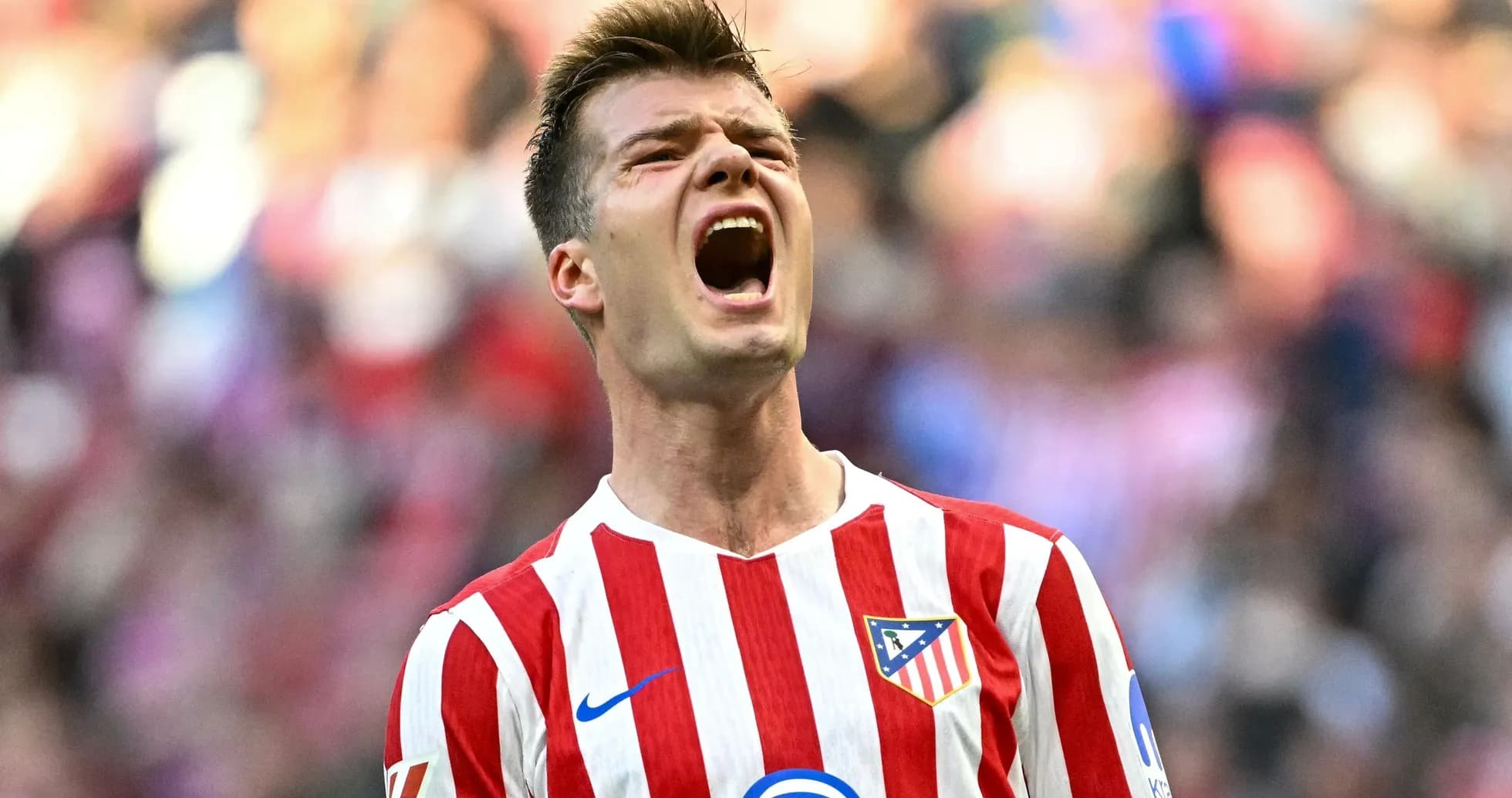 Jugador de Atlético de Madrid gritando en el campo