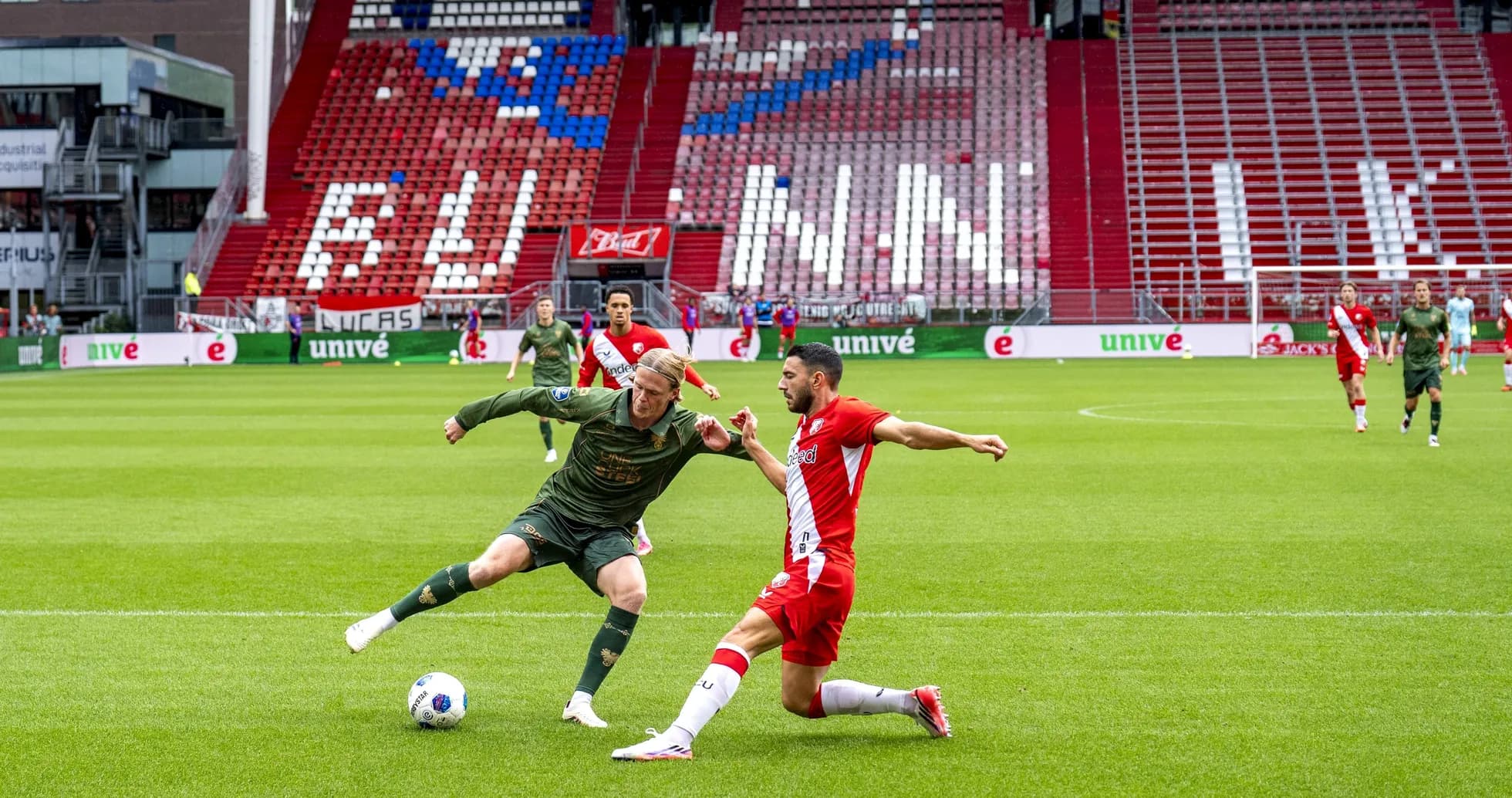 Jugador en acción durante partido de fútbol
