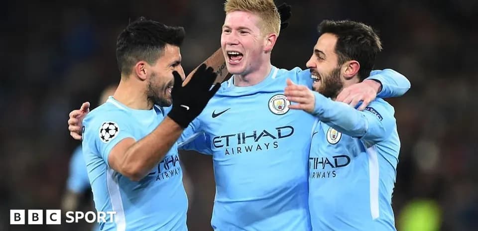 Jugadores de Manchester City celebrando un gol juntos