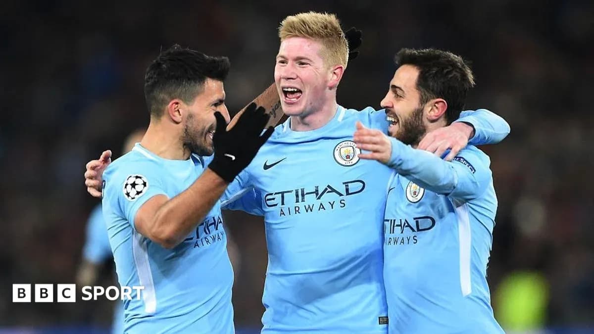 Jugadores de Manchester City celebrando un gol juntos