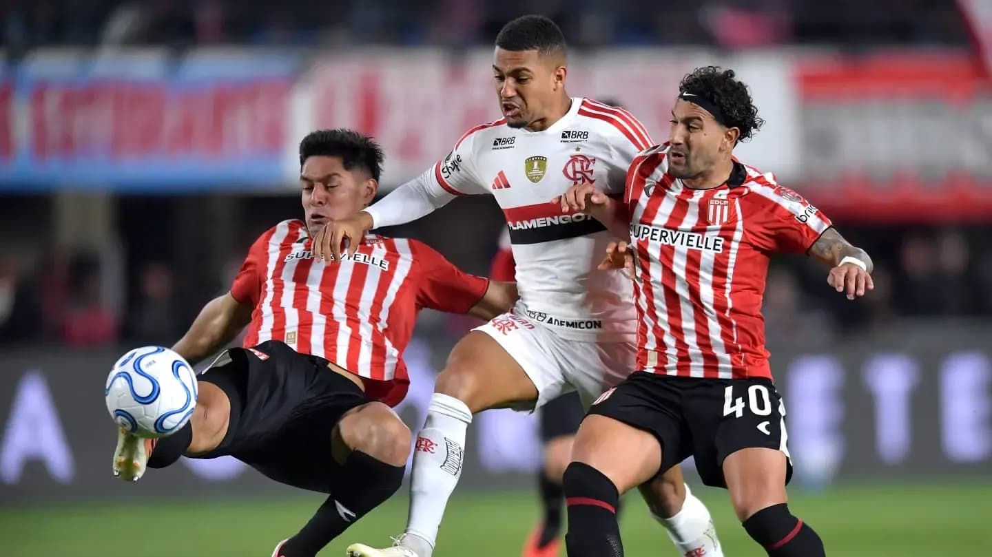 Jugadores de Flamengo y Estudiantes en acción