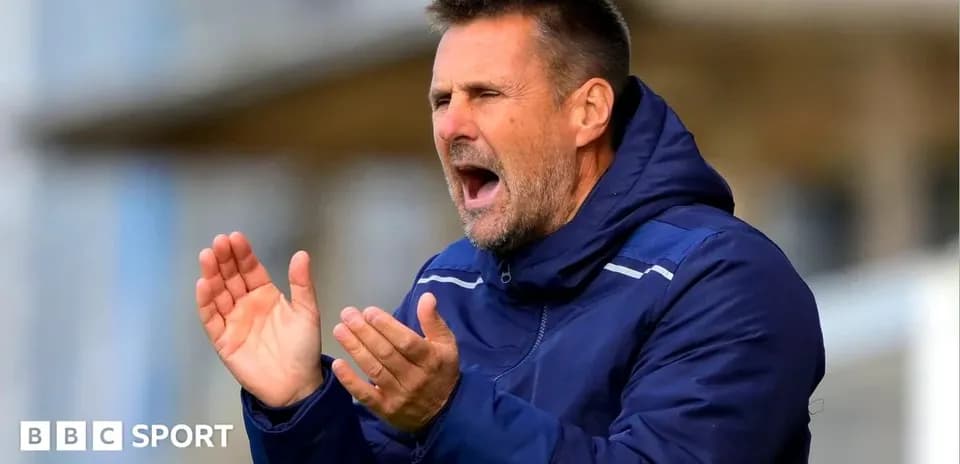 Entrenador dirigiendo a su equipo desde la banda