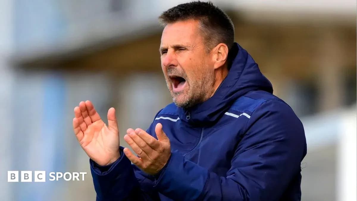 Entrenador dirigiendo a su equipo desde la banda