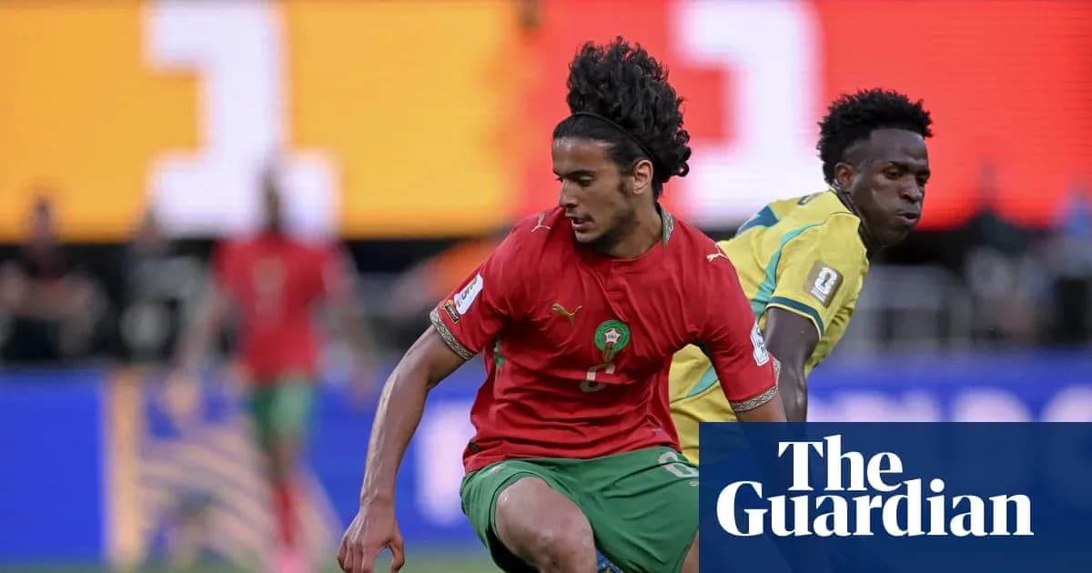 Jugador de Marruecos driblando frente a oponente