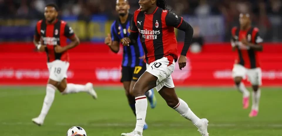 Jugador de AC Milan corriendo con el balón en partido