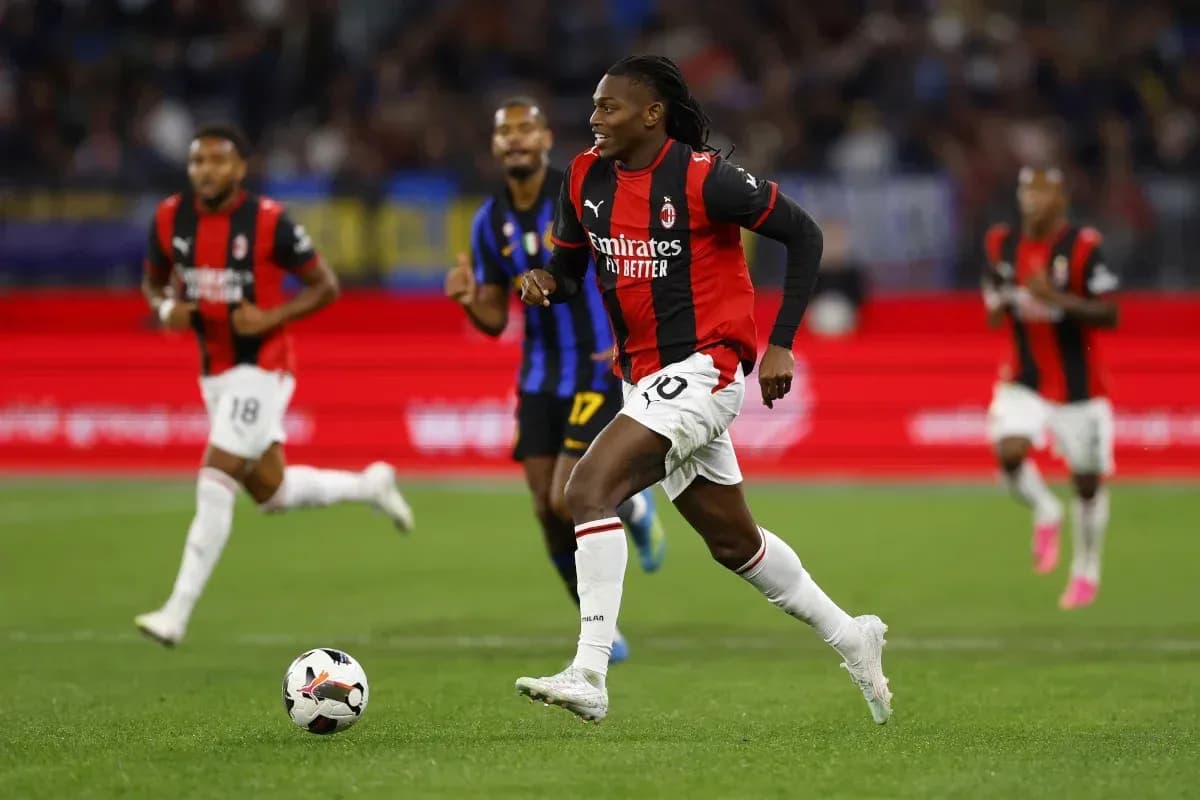 Jugador de AC Milan corriendo con el balón en partido