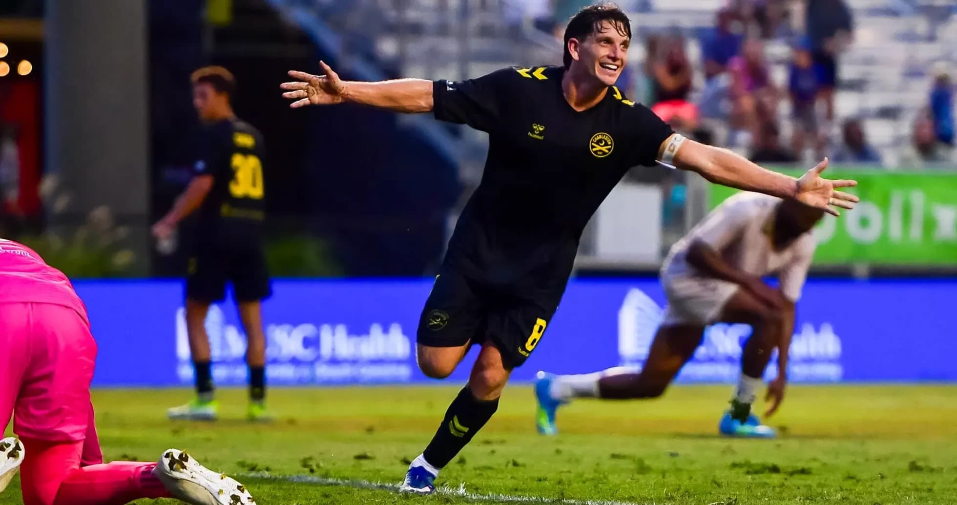 Jugador del Charleston Battery celebra un gol