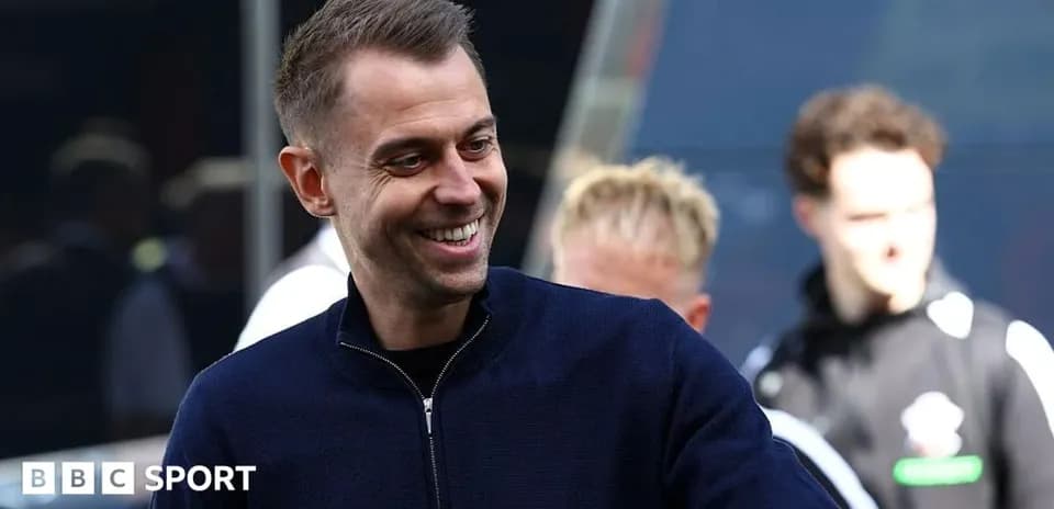 Hombre sonriendo en un evento deportivo