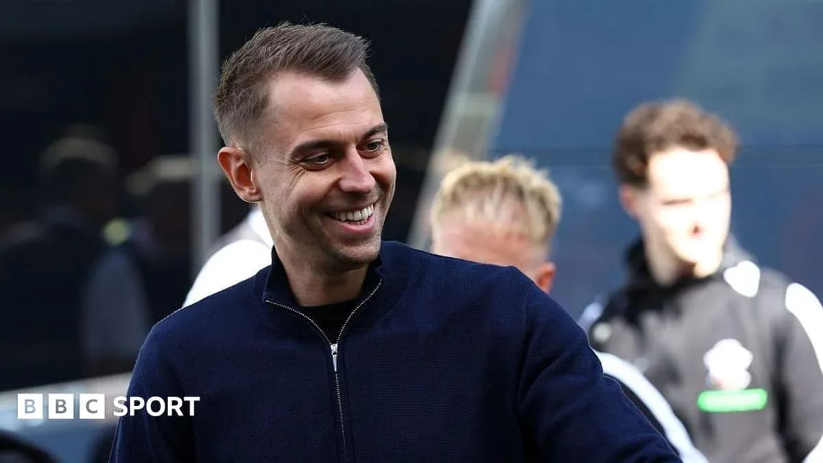 Hombre sonriendo en un evento deportivo