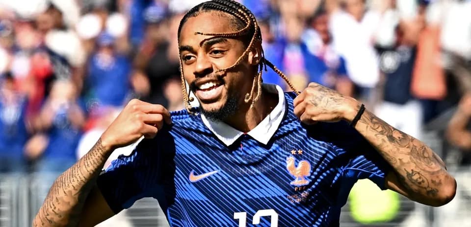 Jugador de Francia celebrando con camiseta número 12