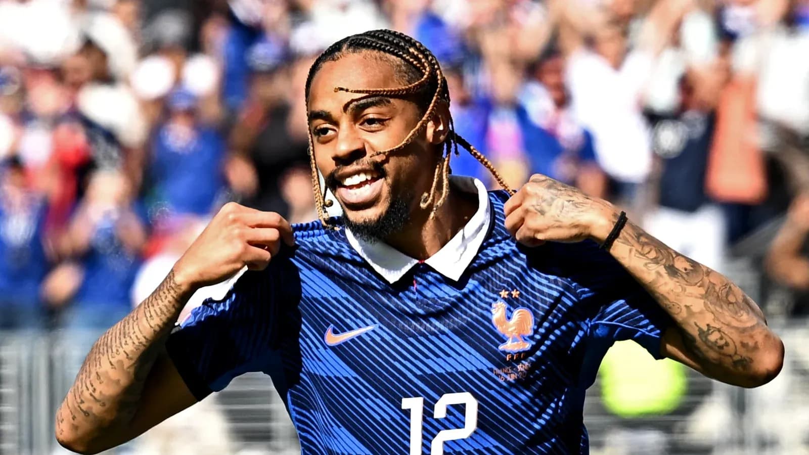 Jugador de Francia celebrando con camiseta número 12
