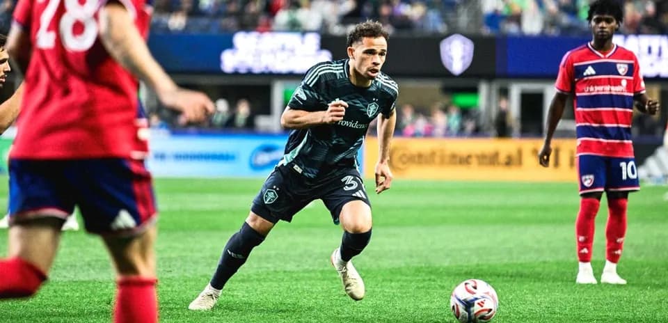 Jugador del Seattle Sounders con balón en el campo