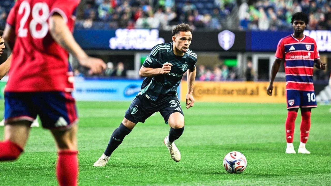 Jugador del Seattle Sounders con balón en el campo