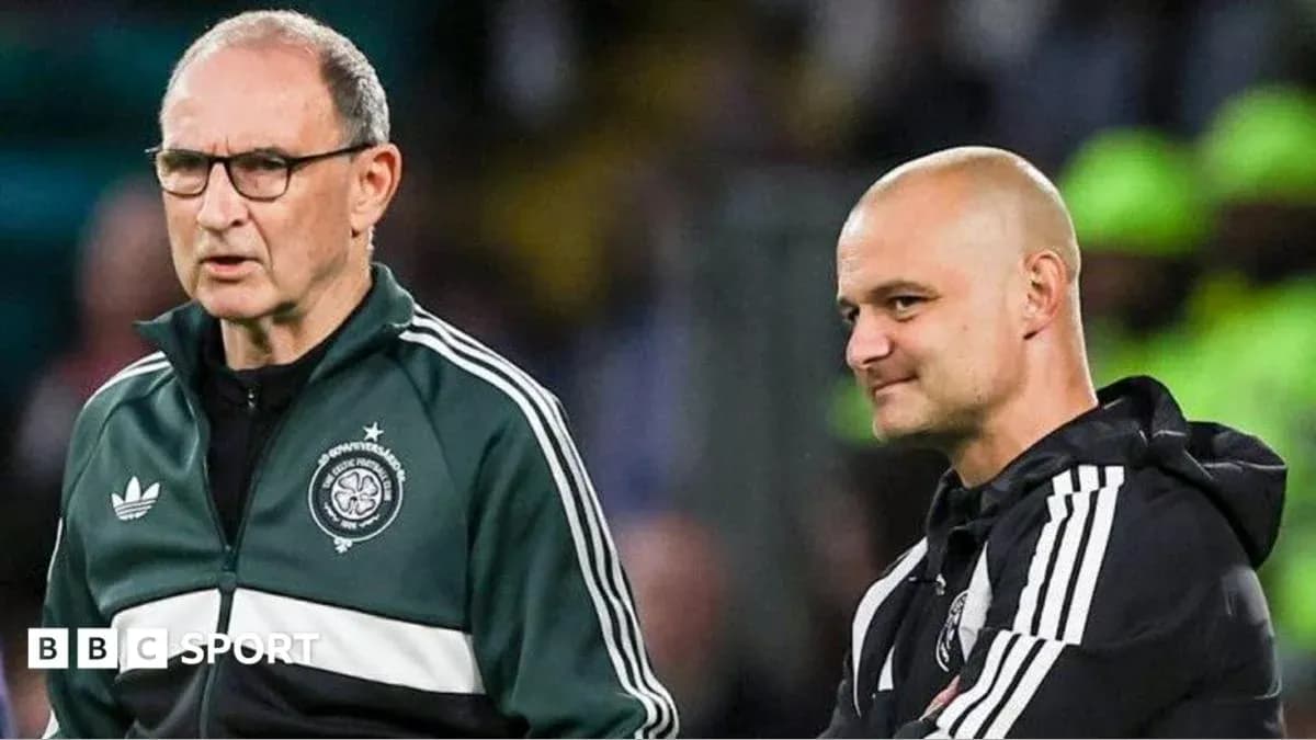 Entrenadores conversando durante un partido de fútbol