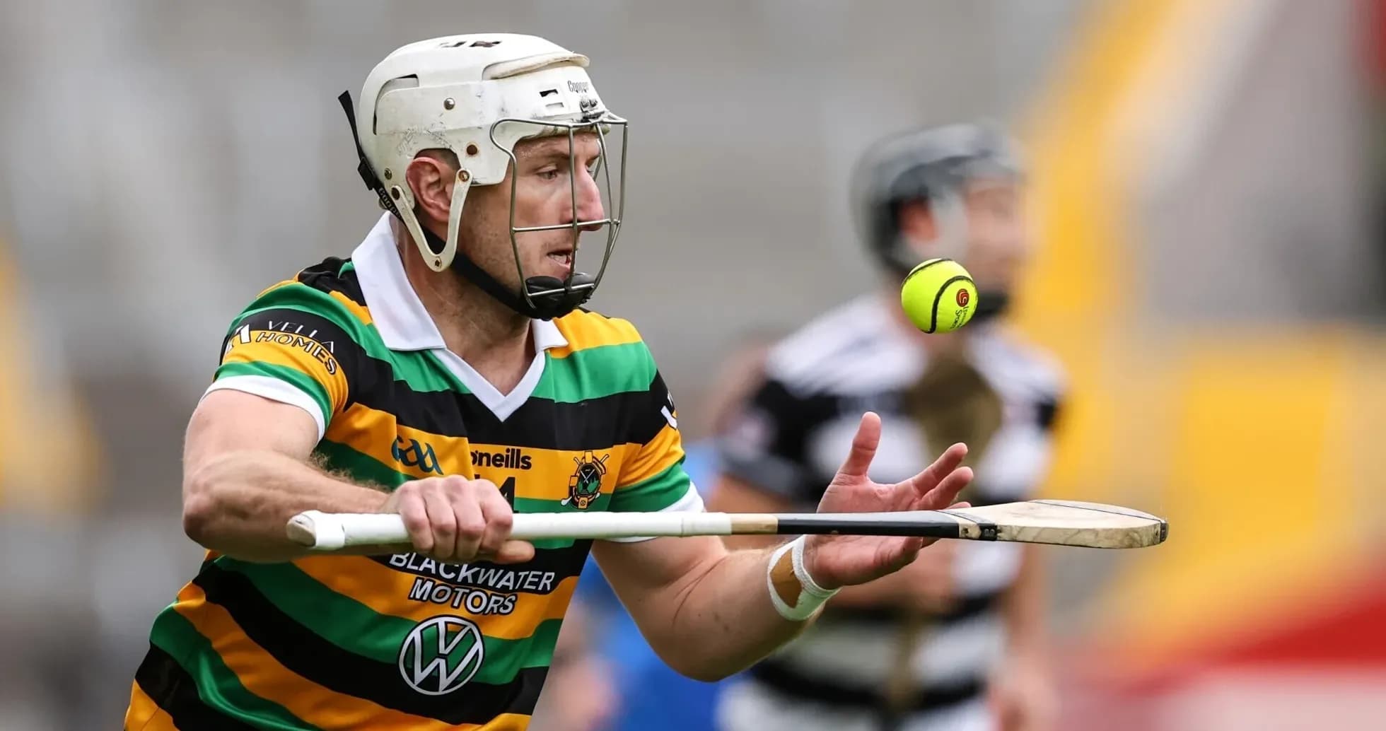 Jugador de hurling atrapando una pelota en el aire
