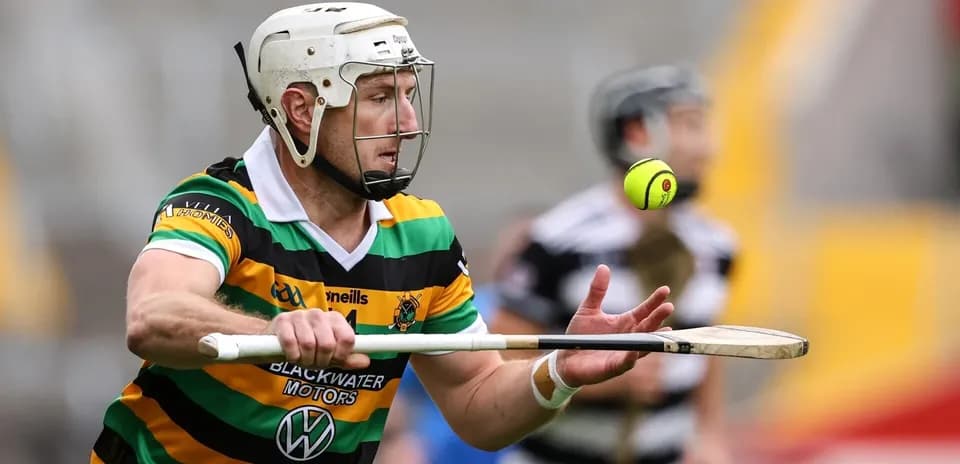 Jugador de hurling atrapando una pelota en el aire