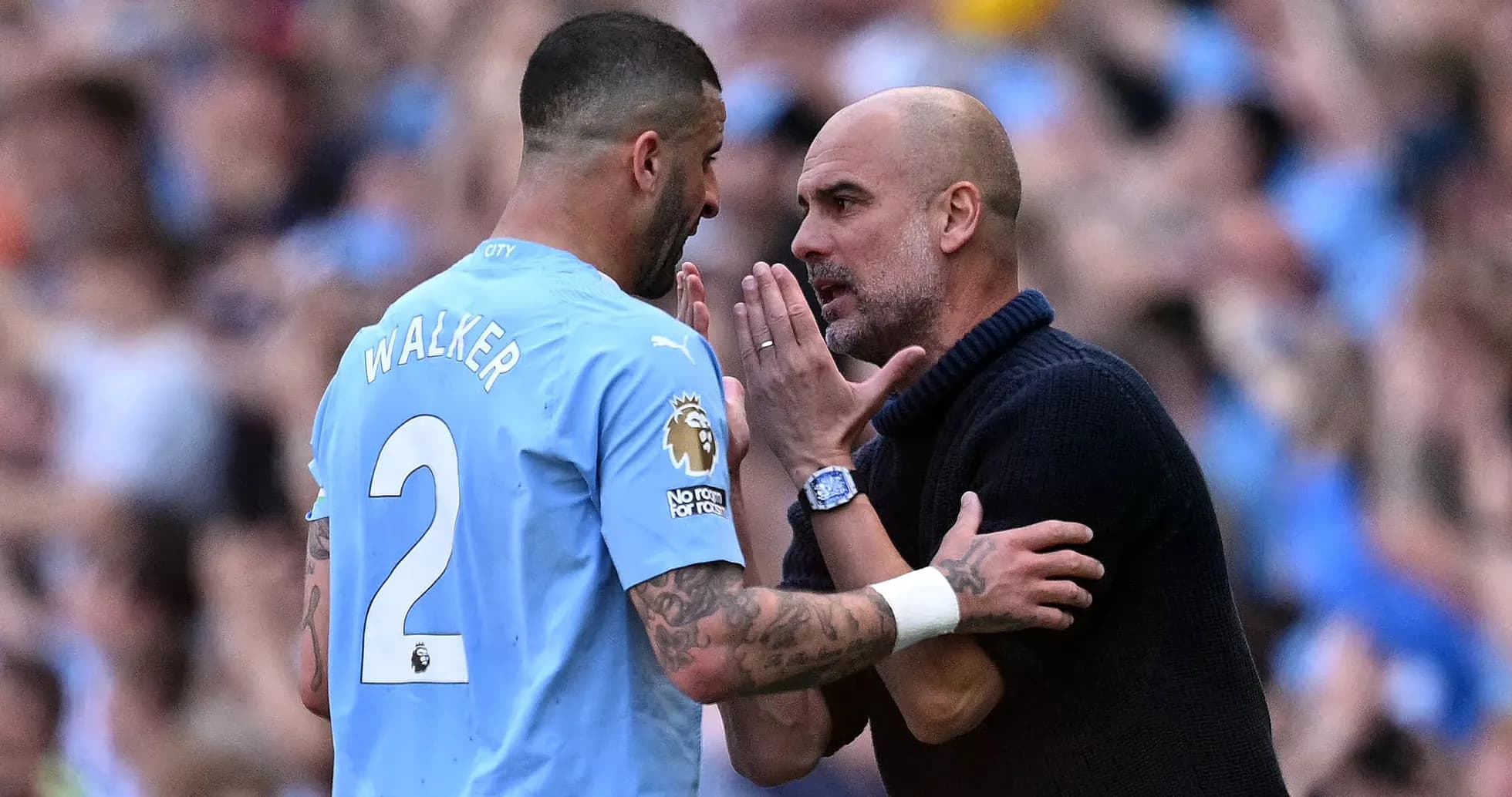 Jugador conversando con el entrenador durante el partido