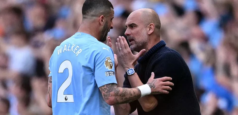 Jugador conversando con el entrenador durante el partido