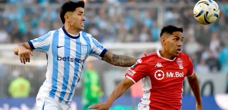 Jugadores de Huracán y Racing en acción