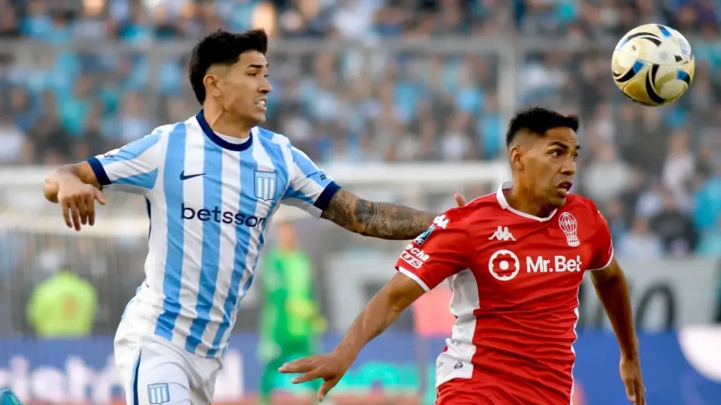 Jugadores de Huracán y Racing en acción