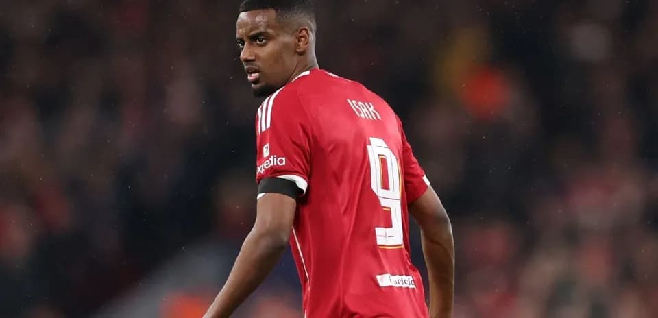 Jugador con camiseta roja número 9 en el campo