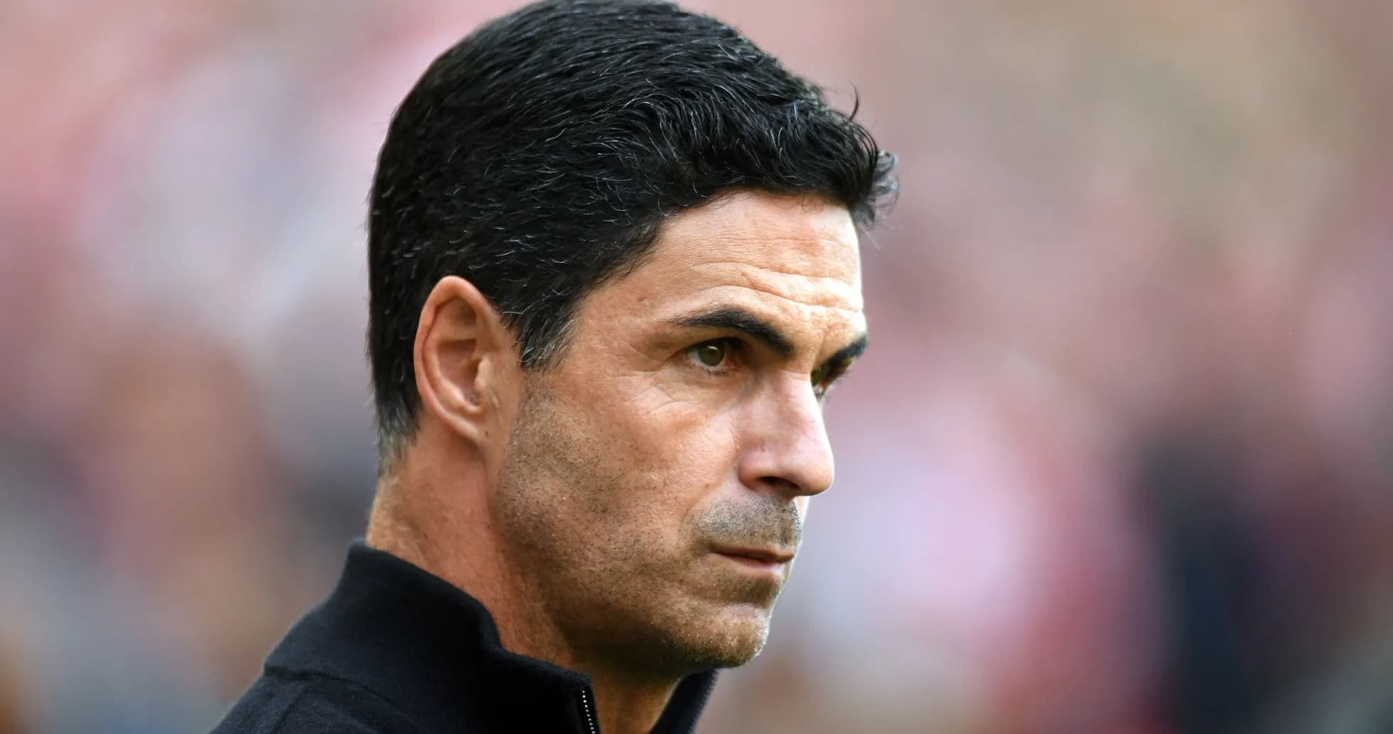 Entrenador observando el partido desde la línea lateral
