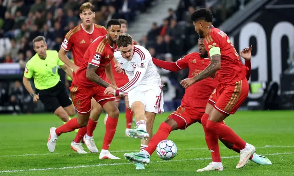 Jugador intentando driblar entre defensores durante partido