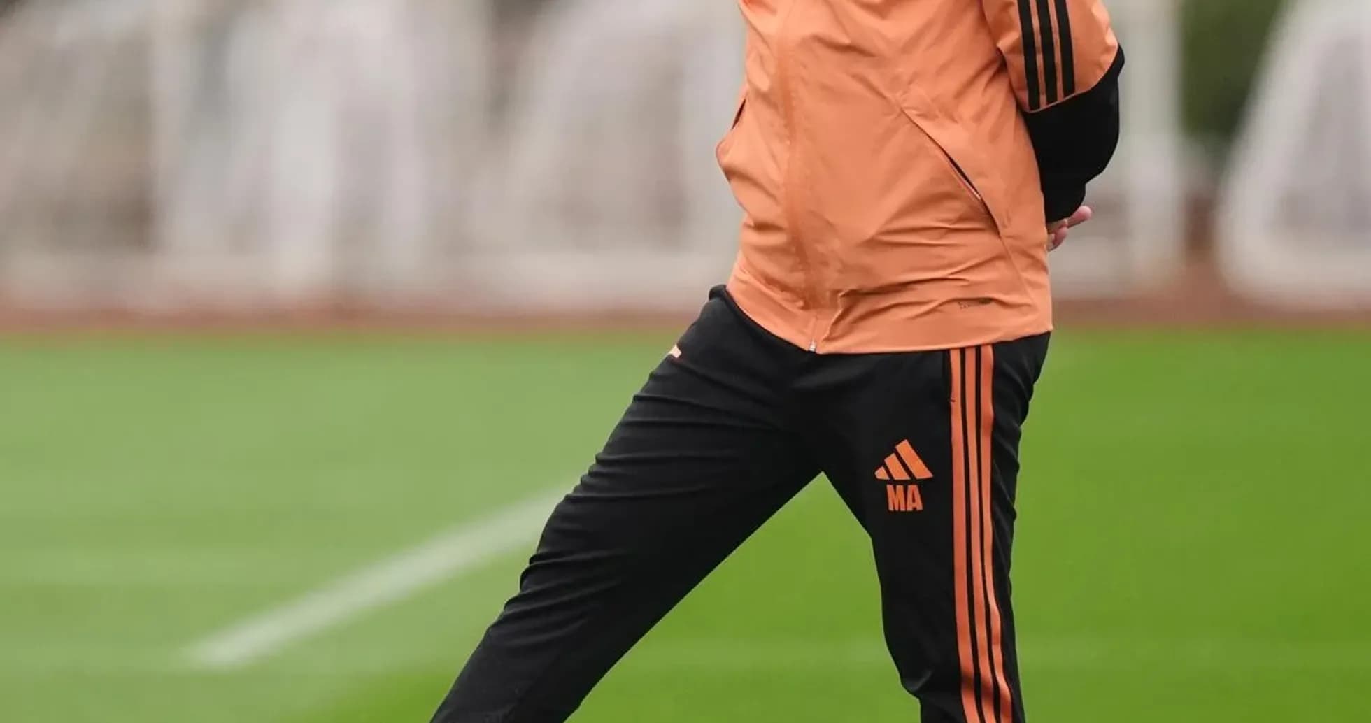 Entrenador observando el balón en la sesión de entrenamiento