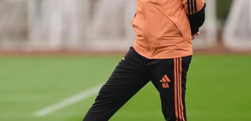 Entrenador observando el balón en la sesión de entrenamiento